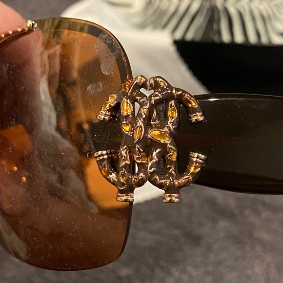 Gently used woman’s Roberto Cavalli sunglasses. - Picture 9 of 12